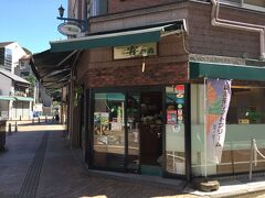 朝から観光を始めたもう一つの理由はこちら。
開店から行列ができるという霧の森大福のため。

抹茶の苦味を抑える、かぶせ抹茶という製法で栽培された抹茶を使っているそうです。