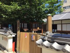 店内で冷たい緑茶とともに霧の森大福を味わえ幸せでした。
お店の近くには坂の上の雲に登場する秋山兄弟の生家がありました。