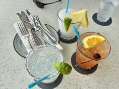 【 The Beach Bar @MOANA SURFRIDER】
https://www.beachbarwaikiki.com/jp/

K君とS君が朝5時起きで「天使の海」に行き，おれがロイヤルハワイアンの「アバサスパ」でフェイシャルの施術を受けたハワイ3日目は，夕方から【モアナサーフライダー】の【ザ・ビーチ・バー】へ。

まずは，クラシック マルガリータ($18)，チチ($18，ウォッカ・ベース)，アイランド・ダイキリ・ライム($18)で乾杯！　ドリンクのうち2杯は次の写真のマウカ・トゥー・マカイの値段に含まれています。