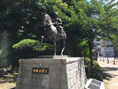 登山口入口には松山城を築城した加藤嘉明像があります。
近くには、夏目漱石の坊ちゃん・マドンナ像もありました。