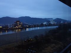 長良川温泉の朝。
残念。雨です。
朝風呂へ。