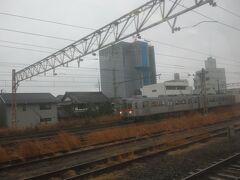 １０分ほどで大垣。米原行きに乗り換え。
発車してすぐ、
あ、養老鉄道。
元近鉄ばかりだった電車も今は元東急の電車ばかりに。