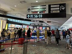 福岡空港はアジア系の方々で大混雑
お土産物屋さんも長い行列です♪