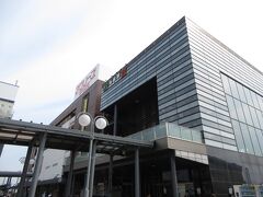 8:46 弘前駅
弘前駅に到着。
この写真、一瞬だけ高架駅に見えますね。