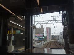 千里線は急カーブも多くスピードは低い。
南千里。
当初計画ではここから左カーブで千里中央へいく予定だったそう。
結局、北千里に行く「支線」を先行して開業、ということになり、そのままになってしまいました。