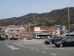 徒歩２０分強で阪急箕面駅到着。
開業したころはループ線で折り返してたそうで、この広場の周囲を回ってたのかな、なんて想像。