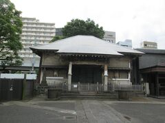 善福寺本堂　時宗の一寺で、創建は1294年、開山は二代遊行上人他阿、本尊は阿弥陀如来像です。山門は閉まっていますが横から入ると正面に本堂があります。本堂軒下に見事な彫刻と、本堂壁には伊豆長八作の龍のこて絵（漆喰彫刻）が見られます