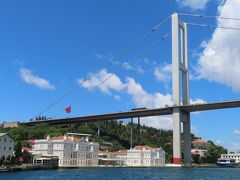 「ボスフォラス大橋」のヨーロッパ側のたもとには「Hatice Sultan Yalısı (ハティジェ スルタン宮殿)」があります。