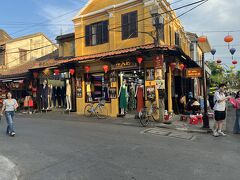 ホテルの周辺は車の行き来があるのですが、世界遺産に登録されている旧市街は車両侵入禁止です。なので、気兼ねなく街歩きができます。