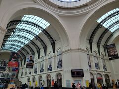 2階ホームのエレベーターで降りると左は外で右は写真の場所になります