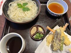 次に、チェックイン前に夕飯にしました。
私はうどんで。