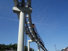 駅前を多摩モノレールが横切る。