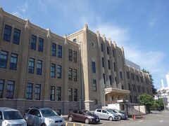 まず向かった先は県庁。
駐車場は無料です。
受付で入った時間を記録。