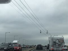 「治療が終わってケルンメッセへ向かうタクシーからも1枚」

ここでフリーwifiの欠点が露呈。
私のwififが使えないので、彼女達が日本語に変換しながら、今後の対応を話し合いしていたのですが、その間に若い女性の方は何処かに電話されていた。

すると・・救急隊員が3名来られてビックリ！
私の傷を見ながら判断されて、病院に行きましょうとなりました。

最初に介護・援助して下さった2名の女性の方の御親切に本当に感謝しています。
スマホ画像はあるのですが、メールなど聞かなかった事を後悔しています。

後で分かったのですが、ドイツで病院に掛かるのは大変で、個人で探して診察できたかというと不可能だったと思われます。

海外保険も70歳以上の保険金は高くなりますが、何時もカード以外に掛けているので、今回も掛けて行っていて連絡しましたが、紹介は不可能・ご自分で探してと言われ、ビックリしてしまって経緯があります。