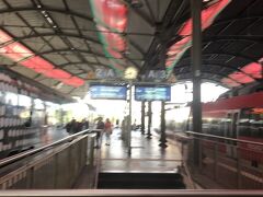 アーヘン駅。

この後、何処も階段だらけで苦労の旅になりました。

取り急ぎ、第1編へ行く前の番外編にて、帰国報告でした。
旅行中にご訪問・ご投票頂いた皆様、本当に有難うございました。

帰国後の日本の蒸し暑さに辟易しております。
皆様もご自愛くださいませ。