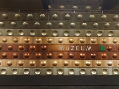 この日はプラハ城へ向かいます。
Muzeum駅から地下鉄A線に乗り、Malostranska駅へ。