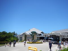 美ら海水族館に到着
大きなジンベエザメのオブジェが目印
修学旅行生はちらほらだったが、海外の観光客が多かった
アジア系も多いけど、ヨーロッパ系も多いように見えた