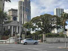可愛らしい建物は、カワイアハオ教会。
ジョークを言うつもりは全くないのですが、後方に高層ビルがあるせいか、この建物がとても可愛らしく見えますね。
外壁に使われているのは珊瑚。
ダウンタウンエリアの車窓観光が終わり、そろそろオアフ島を北上します。