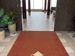 海ほたるから一路鴨川へ。
なんかめっちゃ晴天だったのに、鴨川の海の近くに来たら超霧ってる・・・

本日のお宿は”レジーナリゾート鴨川”
晴れていれば、ロビー入ると目の前に鴨川の海がドーンと見えるのに
霧ってて残念。
