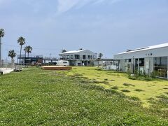 ホテルをチェックアウトして向かうは昨年できた
”Kamogawa SEASIDE BASE”

わんこが入れるレストラン（浜の食堂＆KAMOGAWA BREWERY）もあるけど
まだおなかが減ってないので見るだけ。

まだまだ作っている様子。
雰囲気良いので、全部出来上がったら素敵な場所になりそう。