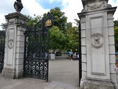 翌日は、これまで行ったことがない国立キューガーデンズへ

地下鉄駅から徒歩10分弱、ヴィクトリア・ゲートから入園
￡20（4,000円）