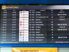 空港に戻ってみると、衝撃の事実を目の当たりにする。
20：30発アクタウ行きKC859便、遅延で22：10発に！
定刻でさえアクタウに23：50着なのに、1時間40分も遅れたら1：30着になるじゃん。
このフライトは遅れないでほしいというところで、なんでこうなるかね？