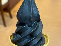登ってる途中にある休憩所で（これがまたいい具合に休憩所があるのよ）
「ごま擦りソフトクリーム」の幟を目にしていたので
帰りに寄ってみました
「黒い　黒いよ・・・」
気を付けて食べないとお歯黒さんになるソフトクリームです
（ちょっと恥ずかしかった(/ω＼)）
「うまーーー♪」でしたが
翌日はおトイレでビックリ( ﾟДﾟ)　　（とあるものが黒いんだよ）
