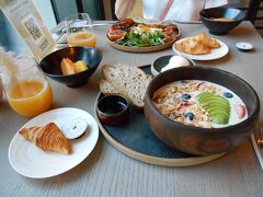 7月４日の朝食、ジュース・フルーツ・パンは、自由です。
これで、２人約\10,000 
時代ですね。　日本人には「つらい」です。

この後、スマホのロックが解除できなくなりました。
メーカーは、韓国の大手、Ga・・・ A23 5G　対処不能。
日本に帰国してから、PC で調べたら、このメーカーでは、発生するそうです。
対処方法も載っていましたので、保有している方は、確認した方が良いと思います。　尚、私のは、２つのボタンを同時に押し、再起動したら、復旧しました。