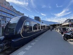 ゴールデンパス・ラインの電車。2022年12月11日にできた新型車両のゴールデンパス　エクスプレス。モントルーからインターラーケン・オストに行くのに今までは、ツヴァイジーメンで乗り換えが必要でしたが、車輪の幅を変えられるため、乗換が不要になったそうです。そういえば10年前は1回乗り換えたなぁ。