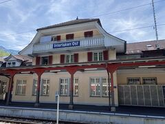 トーン湖を過ぎると、インターラーケン・オスト駅。ここでベルナーオーバーラント鉄道に乗り換えます。