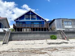さらに浜辺を進むと青い壁のお洒落な建物がありました

NESOBERI VILLA TAKASU (1棟のみの貸切タイプです)

Webサイトを見ると夏休み平日で

 素泊まり1泊33,500円でした
