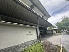 大した写真も撮れぬまま汗だくでホテル到着…
こんな汗だくでリッツ来る人いないでしょ？！恥ずかしいよーー(´；Д；`)

13時過ぎなのでまだお部屋準備出来てないだろうと思い、お手洗いだけお借りして荷物預けて…のつもりでしたが
もうお部屋入れるとのこと！
えーありがとうございます(*⁰▿⁰*)