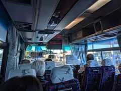 釧路空港のリムジンバスは現金のみで空港の自販機で切符を購入して乗り込みます。