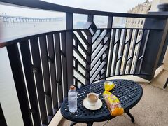 朝ご飯は海を見ながら。