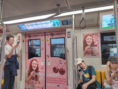 帰りはBTSで、サラディーンまで3駅。
相変わらず外側は勿論、車内も派手です。