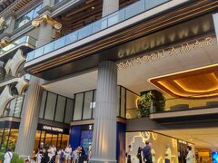スクンビット通りに出て、、、

『アマリン プラザ』が、こんなにゴージャスになっていました！！   GAYSORNと一緒になったの？