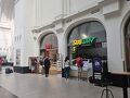 プラハ行（ベルリン行なども含みます）のホームはドレスデンに到着したときと同じく２階です

エスカレーターはありません

エレベーターは写真のSUBWAYのある通りから
