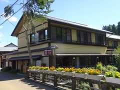 橋を渡ると大丸旅館の立派な建物があります。

