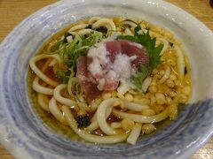 別府駅周辺でお昼ご飯を食べようと思いましたが、えきマチ1丁目の豊後茶屋は改装のため休業中でした。改装のための休業ということは、7月上旬は別府観光は閑散期にあたるのかもしれませんね。亀の井ホテル別府にもお安く泊まれたし(*´艸｀*)ｵﾄｸ♪

駅構内は冷房があっても暑かったので、涼しいところでご飯が食べたくてランチ営業していた駅前の居酒屋さんに入りました。冷たいさっぱりしたものが食べたいけど、とろろうどんでは物足りない…ってことで、ぶっかけうどんに小鉢のまぐろ山かけをIN♪