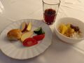 最終日の朝ごはんです。
もちろんこれ以外にも食べました。果物が美味しかった。

朝ごはんを食べていたら、２人組の女性の方に話しかけられました。
成田から出発でウズベキスタン観光に来られたそうです。
ネット販売限定の商品で来られたようで、ガイドさんと運転手さんと一緒に観光されたようです。普通のセダンに乗って、お客様は２人なので割と自由が効いた様でした。セミオーダーで自由が許されるなら、いいですねとお話ししました。
ツアーは効率は良いけど、自分で細部まで詰めて旅程を決めるわけではないので、今一記憶に残りにくいし、ここにもっと居たいなって調整が出来ないのが少し残念です。
ホテルを先に出発されたので、玄関でお見送りしました。