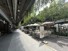【セントラルフェスティバル（モール）サムイ】

さ～て、どうしようかなぁぁ...空港の出口のところで「高ぇなぁぁ...」とモジモジしていたら、係員のおばちゃんが「この人の車一緒に乗っていきな!」と空港職員と思われる人の車を指差していた。