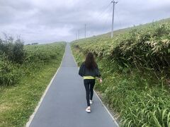 駐車場から岬の先端を目指します。