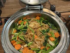 【ドンムアン空港へ、ゴォ～！】

ああ、腹減った...ここで食事しよ。

で、手続きを済ませ、荷物を置いたら、食事コーナーに一目散に行き、まず一つ目の蓋を開けて見ると...

「おお、クイッティアオ・クア・ガイ」やないかぁ...センヤイ（幅広米粉麺）を使った『タイ風焼きそば』です。

良いじゃない、良いじゃない～、しかもタイミング良く、作りたてでホックホク。