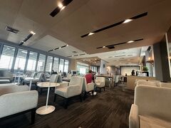 【ドンムアン空港へ、ゴォ～！】

あゝ、ちょっと小腹が空いた...

でも、私は（激高な）空港のカフェやレストランでは、もう絶対に食わんし飲まんし！...以前、このドンムアンで朝マックして、1,500円も取られた事に慄き、それ以来空港では飲み食いするのをやめている...