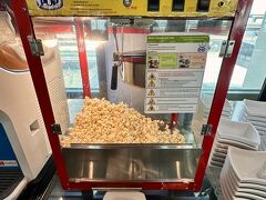 【ドンムアン空港へ、ゴォ～！】

この「プライオリティ・パス」があると（場所にもよるが）、ここタイでは「ミラクルラウンジ」やら「航空会社のラウンジ」も結構、利用でき、すっごく便利。


写真：なんじゃ、こりゃ～！ここのラウンジ内に「ポップコーンマシーン」があるわぁ...こんなの初めて見たわい...
