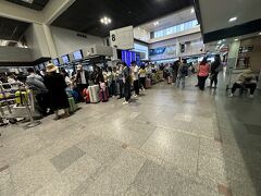 【ドンムアン空港へ、ゴォ～！】

着いてみて...やっぱ、空港はいつも混んでいるなぁぁ...彼らは、みんな、中国人...っぽい...


PS）
なお、中国本土からのタイへの旅行客は、現在は駄々下がり状態。中国全土の経済不況と、タイで中国人が攫われたり、殺されたりする事件が続き、ちょっとタイは危ない国...という報道が本国でなされているらしい...