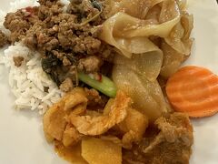 【ドンムアン空港へ、ゴォ～！】

もうここでタイの代表的な屋台食が食べれてしまった。

しかも誰もいなく、静かで、落ち着いたラウンジ...

調子に乗って、つい（朝から）ビールとワインまで飲んでしまい、最高のメニューを無料でガッツリ頂き、もうお腹も気持ちも一杯になってしまった...

あゝ、小さな幸せ...