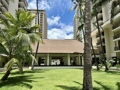 【 HALEKULANI on the beach at WAIKIKI 】
https://www.halekulani.jp/

【ハレクラニ】の歴史は，1883年，ロバート・ルワーズ(1836-1924)がこの地（現在の Lewers St. の南端）に2階建てのビーチハウスを建てたことに遡ります。ルワーズは，漁から帰って来た地元の漁師たちが疲れを癒せるよう，邸宅の一部を開放したことから，彼らの間で「天国にふさわしい館（ハレクラニ）」と呼ばれるようになります。

1907年，エドウィン・アーウィン(Edwin Irwin)がルワーズから邸宅を借り受け，滞在型ホテル「ハウ・ツリー(Hau Tree)」を開業，1917年，キンバル夫妻(Juliet and Clifford Kimball)がホテルを買収し，正式に「ハレクラニ」と名付けました。

2017年に，ハレクラニは開業100周年を迎えています。

アロヒラニリゾートのクラブラウンジで軽食を取った後，2日目の夜は【ハレクラニ】のバー【アールズ】へ。ハレクラニの英語サイトには【 Earl’s at House Without A Key 】とあるように，場所は「ハウス ウィズアウト ア キー」と同じ。
