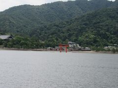 【宮島】

この時間帯の運行船は大鳥居に近づいてくれるので、よく見える「進行方向向かって右側」の席に着きました。