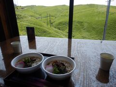 大観峰に立ち寄りました。
まずは腹ごしらえ。レストハウスで肉うどん(650円)。
甘辛い牛肉が載っていて美味しかったです。
食後にジャージー牛乳のソフトクリーム（400円）も賞味。